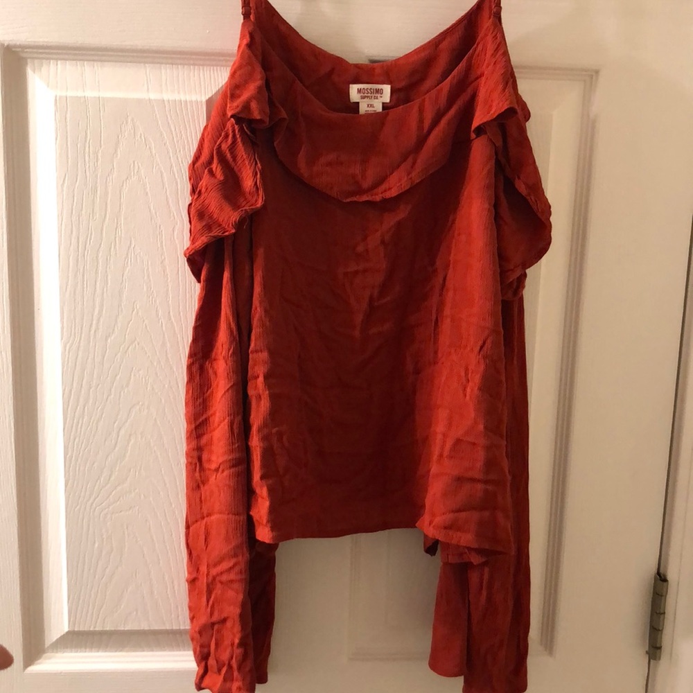 Peek a boo shoulder crop